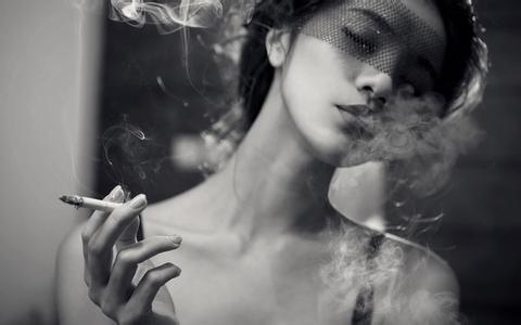 女性抽烟