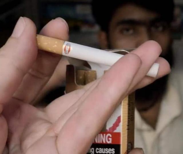 印度的烟有多贵，为啥印度人1根1根的买?游客看到烟盒差点吐了